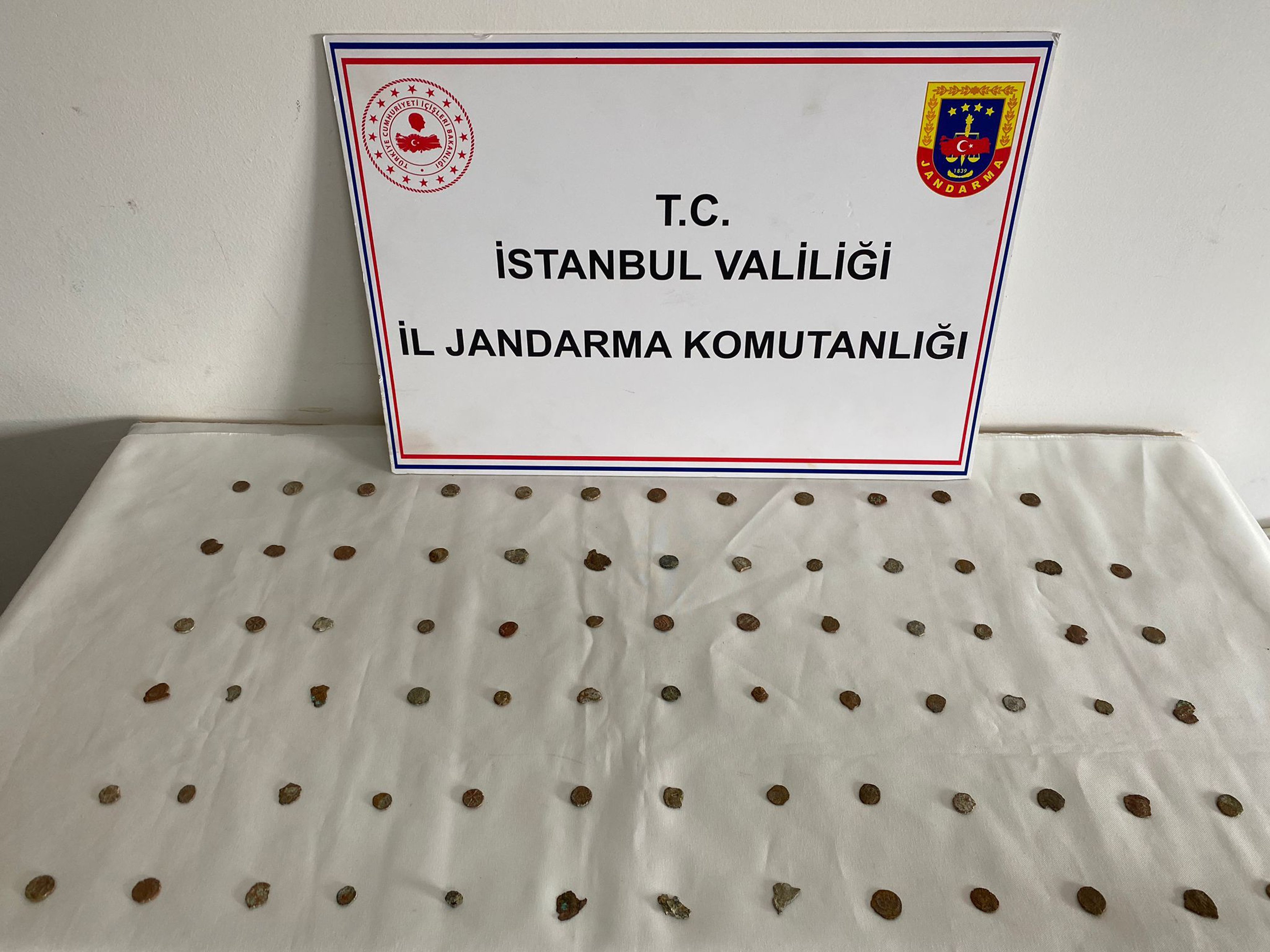tarihi-eser-kacakcilarina-operasyon-1100-yillik-incil-ele-gecirildi-7866-dhaphoto3.jpg