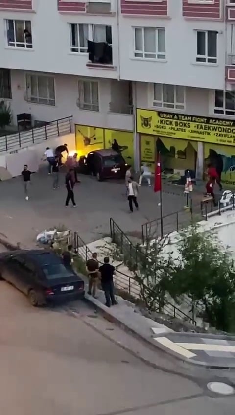 kiz-ogrencisinitacizle-suclanan-taekwondo-hocasi-darbedildi-o-anlar-kamerada-yenicag1.jpg