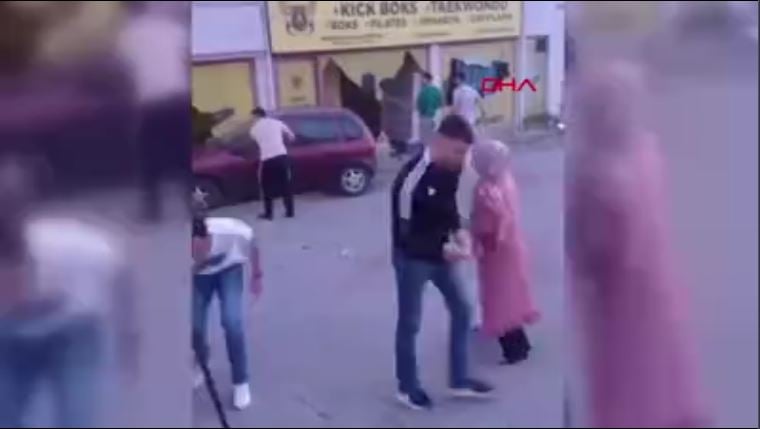 kiz-ogrencisinitacizle-suclanan-taekwondo-hocasi-darbedildi-o-anlar-kamerada-yenicag4-001.jpg